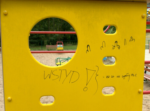 Plac zabaw zniszczony przez wandali - grafika