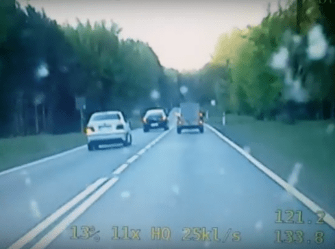 Jechał na czołówkę. Nagrali go policjanci - grafika