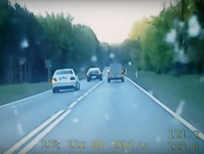 Jechał na czołówkę. Nagrali go policjanci - grafika