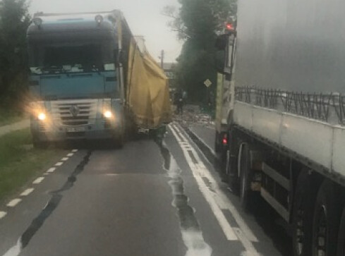 Piwo zalało drogę. Kierowca "zgubił" 6 tysięcy butelek - grafika