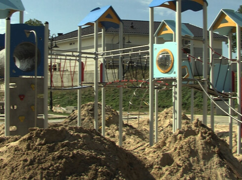 Trwa budowa placu zabaw - grafika