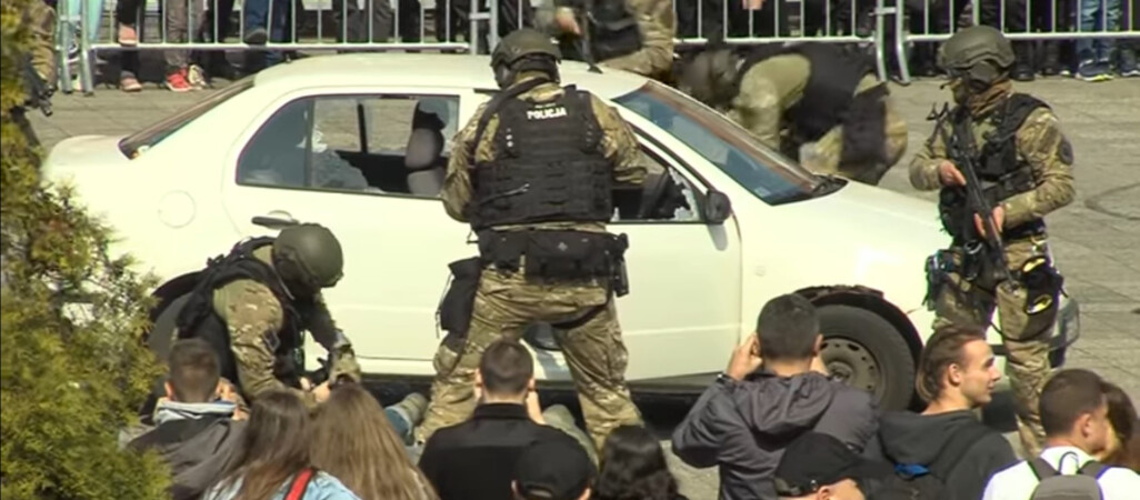 Pokaz jednostki kontrterrorystów i śmigłowiec Black Hawk. Święto Policji w Pile