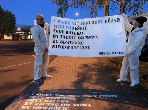 Na pilskich chodnikach pojawiły się.... wiersze - grafika
