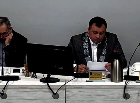 Wojewoda przeciwko wygaśnięciu mandatów radnych - grafika