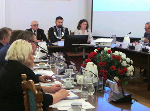 Sesję zdominował temat podwyżek podatków  - grafika