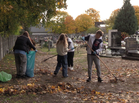Dbając o groby stosujemy metody tradycyjne, ale także idziemy z duch - grafika