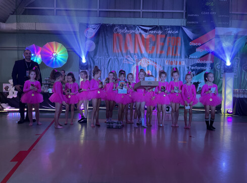 Ambitne tancerki  - grafika