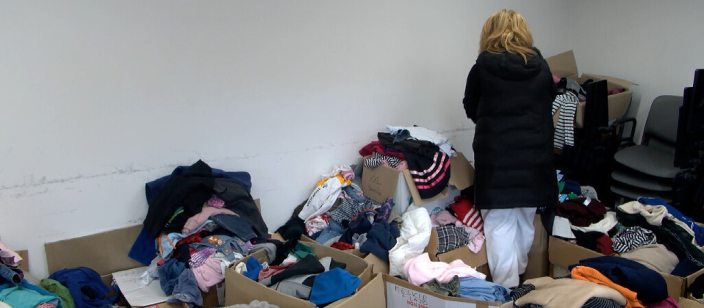 Ubrania dla potrzebujących na dworcu PKP