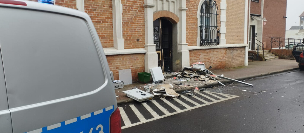 Brawurowa próba kradzieży,  złodzieje wysadzili bankomaty