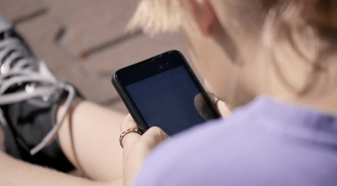 Coraz więcej uzależnień od Internetu wśród dzieci i młodzieży - grafika