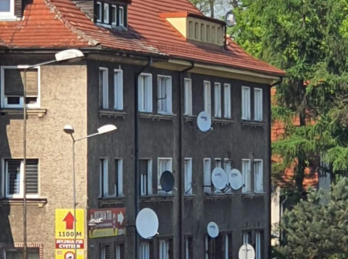 Pijany mężczyzna na dachu budynku w Wałczu - grafika
