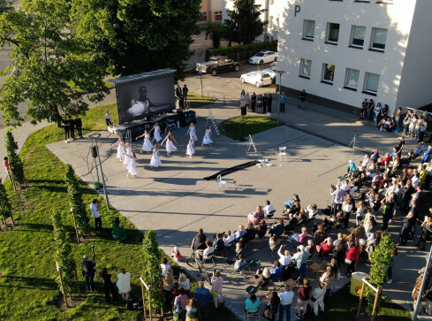 Poetka Krystyna Miłobędzka doczekała się muralu w Chodzieży - grafika