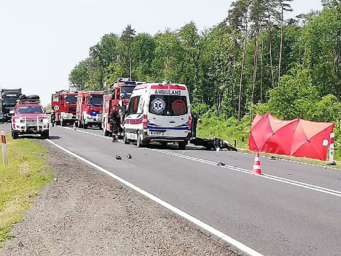 Śmiertelny wypadek. Motocyklista zderzył się z TIR-em - grafika