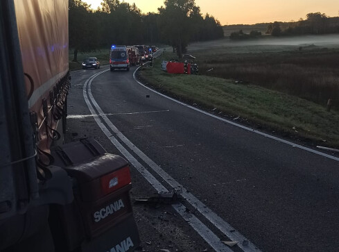Dwie osoby zginęły w wypadku na drodze krajowej - grafika