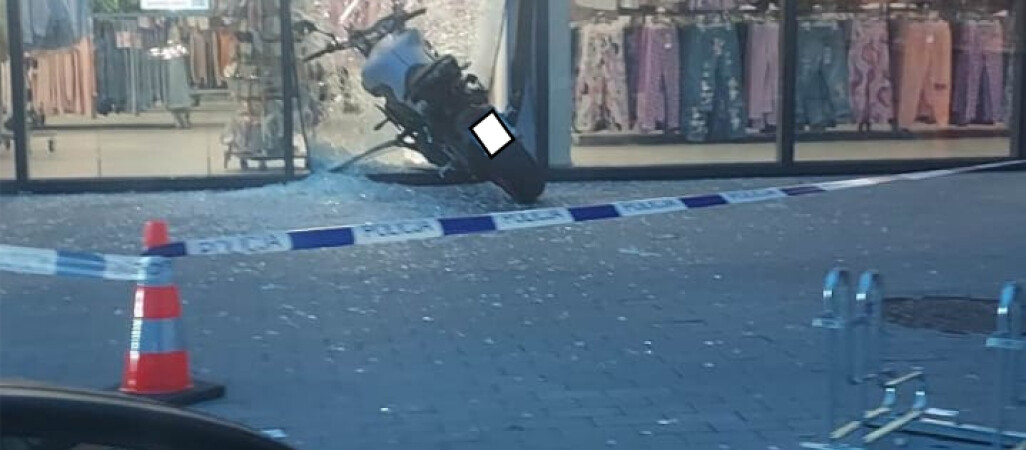 Motocyklista wjechał w witrynę sklepową
