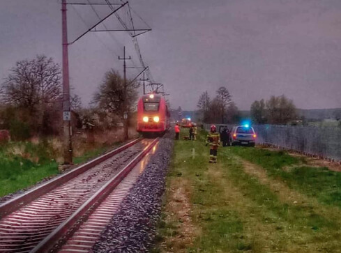 Tragedia na torach. Mężczyzna rzucił się pod pociąg - grafika