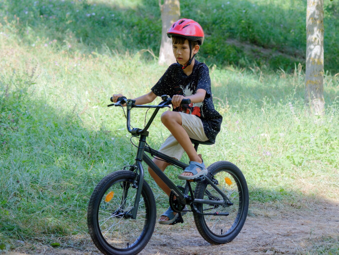 Obowiązkowe kaski dla dzieci na rowerach - grafika
