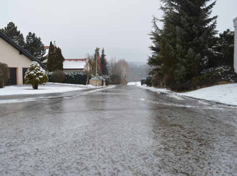 "Ogranicz podróże. Zostań w domu". Pilny alert RCB - grafika