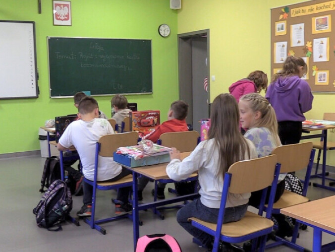 Niektóre szkoły zawieszają lekcje też we wtorek - grafika