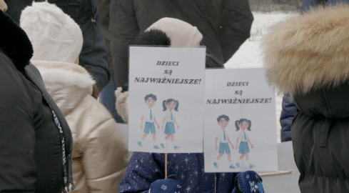 Rodzice i dzieci protestują przeciwko "filiowaniu" szkół - grafika