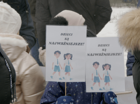 Rodzice i dzieci protestują przeciwko "filiowaniu" szkół - grafika