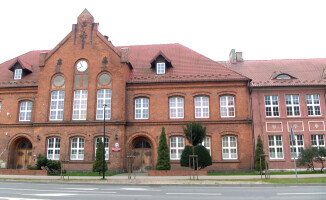 Stara szkoła zmieni się w przychodnię i urząd miejski