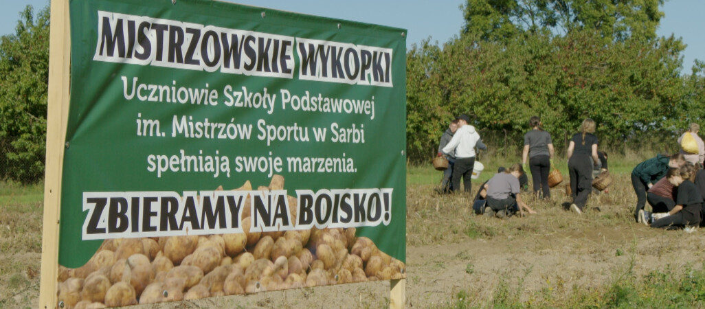 Mistrzowskie wykopki - uczniowie zbierają na boisko