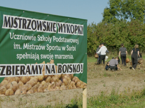 Mistrzowskie wykopki - uczniowie zbierają na boisko - grafika