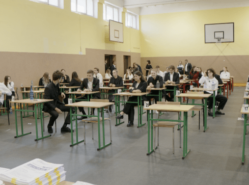 Jak zatrzymać eksodus młodych ludzi? - grafika