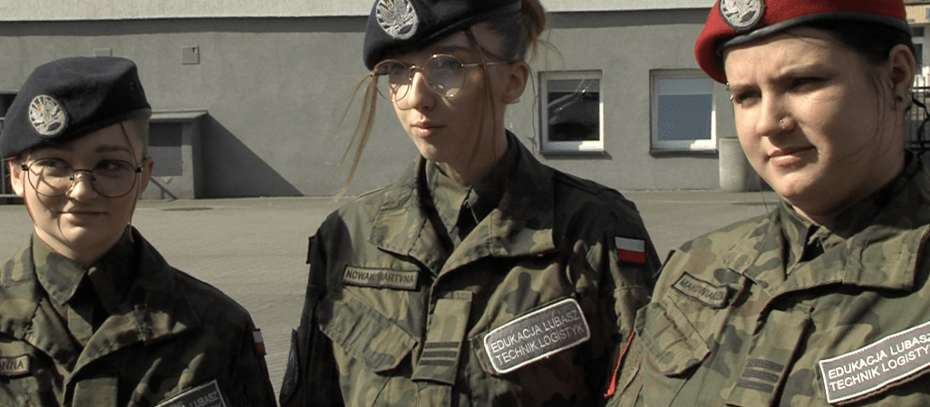 Rzucali granatem, biegali po torze i strzelali