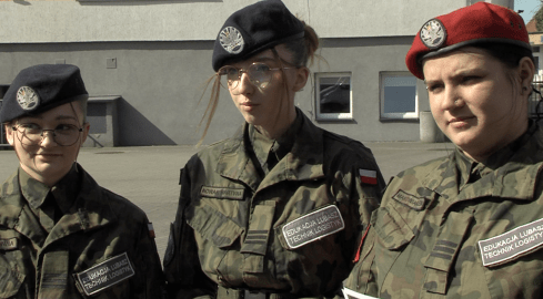 Rzucali granatem, biegali po torze i strzelali - grafika