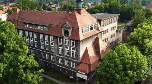 Nożownik w szkole - grafika