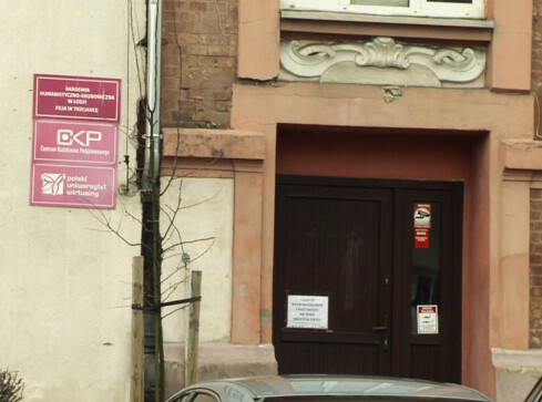 AHE w Łodzi zamyka filię w Trzciance – studenci i wykładowcy w ni - grafika