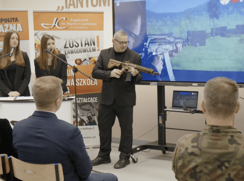 W szkole otwarto wirtualną strzelnicę - grafika