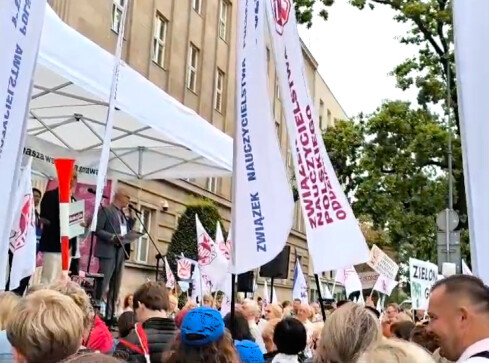 Nauczyciele domagają się podwyżek i zmian programowych - grafika