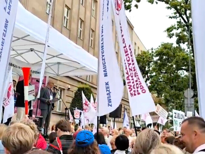 Nauczyciele domagają się podwyżek i zmian programowych - grafika