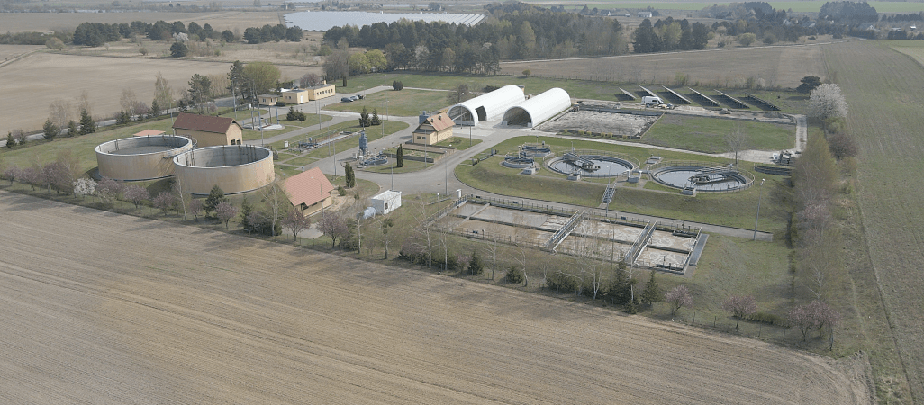 Małą farmę słoneczną budują przy oczyszczalni ścieków