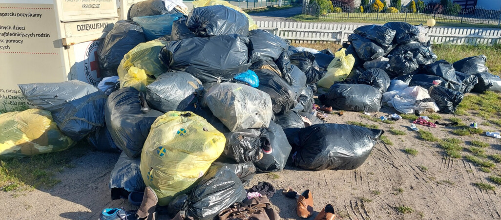 Zostawił pół tony starych ubrań przy kontenerach