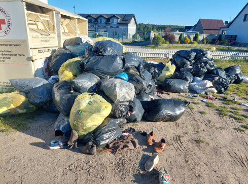 Zostawił pół tony starych ubrań przy kontenerach - grafika