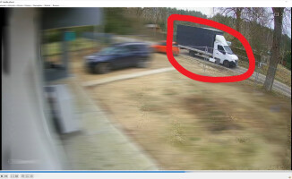 Używane ciuchy w lesie. Rozpoznajecie auto?