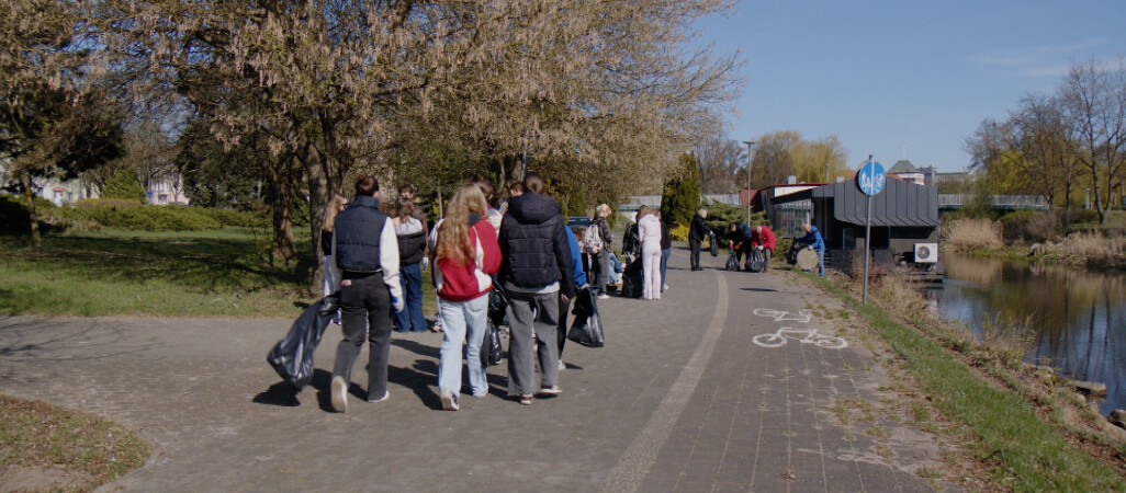 Gwda pełna śmieci. Trzeba ją posprzątać