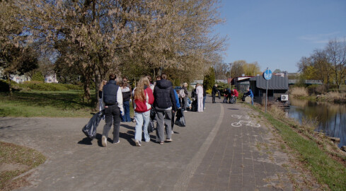 Gwda pełna śmieci. Trzeba ją posprzątać - grafika