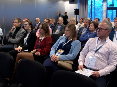 Roboty zastępują ludzi - grafika