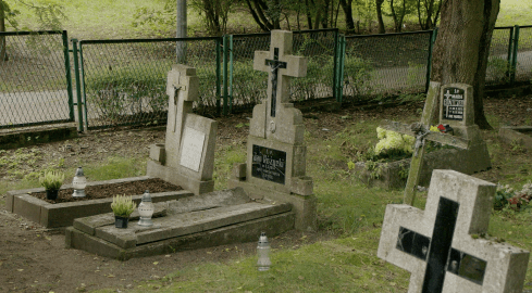 Posprzątali groby tragiczne zmarłych dzieci - grafika