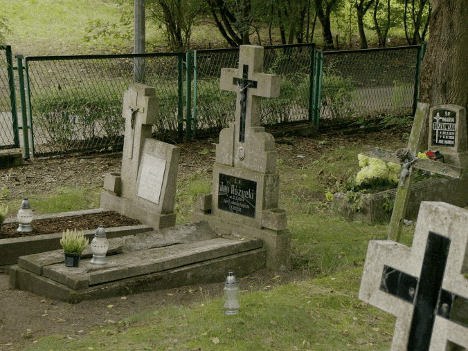 Posprzątali groby tragiczne zmarłych dzieci - grafika