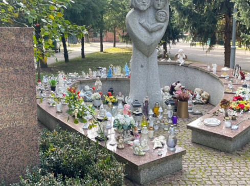 Pogrzeby dzieci utraconych w Pile i Wałczu - grafika