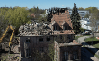 Rozbiórka dachu starego Sanepidu