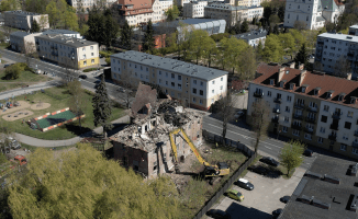 Rozbiórka dachu starego Sanepidu