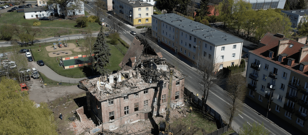 Rozbiórka dachu starego Sanepidu
