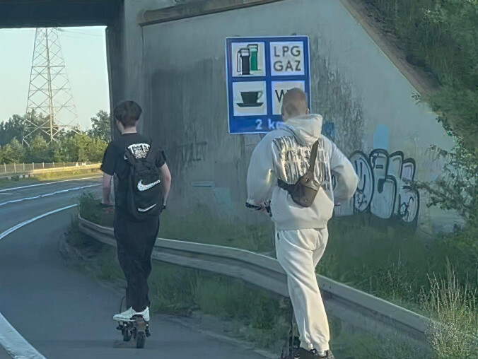 Hulajnogą na drodze krajowej - grafika